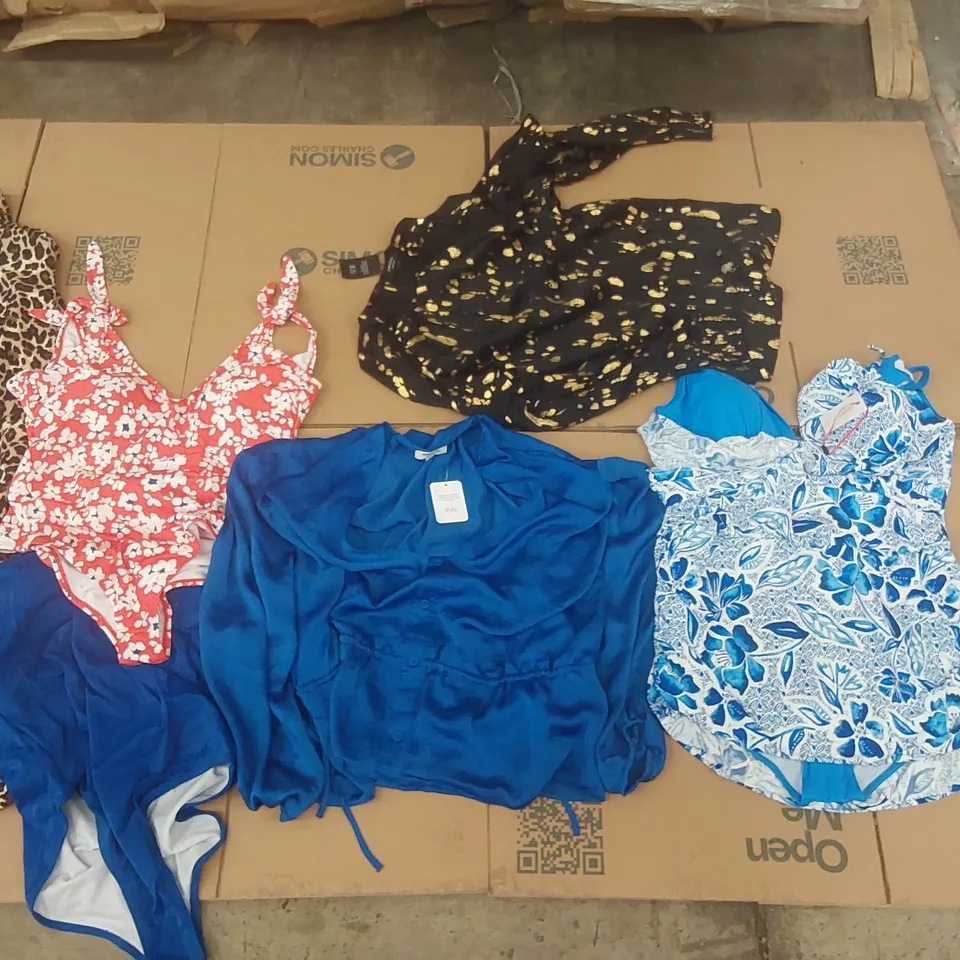 PALLET CONTAINING APPROXIMATELY 500x BRAND NEW ASSORTED DESIGNER CLOTHING ITEMS INCLUDING: JD WILLIAMS TOPS, SIMPLY BE DRESSES, TOPS, MAGISCULPT BATHING SUIT ECT