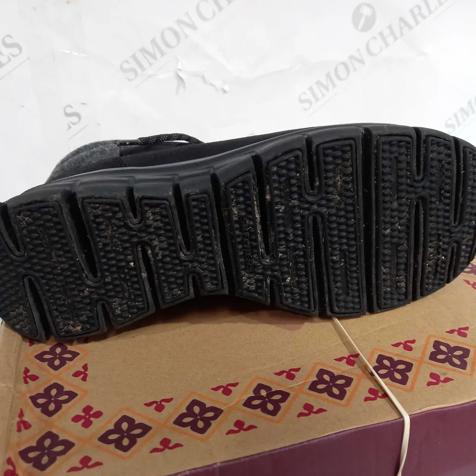 BOXED SKECHERS SYNERGY WARM TECH BOOTS, BLACK - SIZE 7