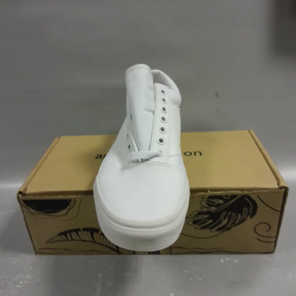 BOXED PAIR OF VANS UNISEX OLD SKOOL LOW TOP TRAINERS - 9