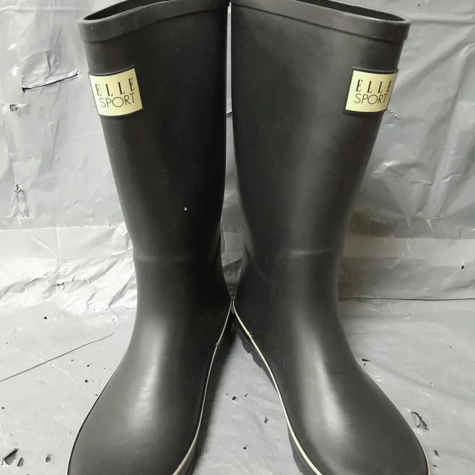 WELLINGTON BOOTS IN BLACK - SIZE 7