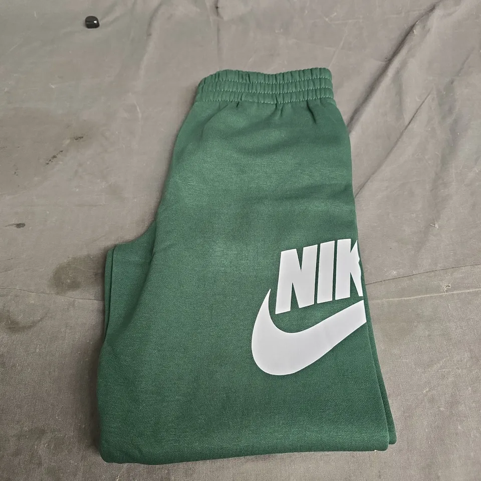 NIKE 2 PIECE SET IN GREEN - SIZE 6/7 YEARS