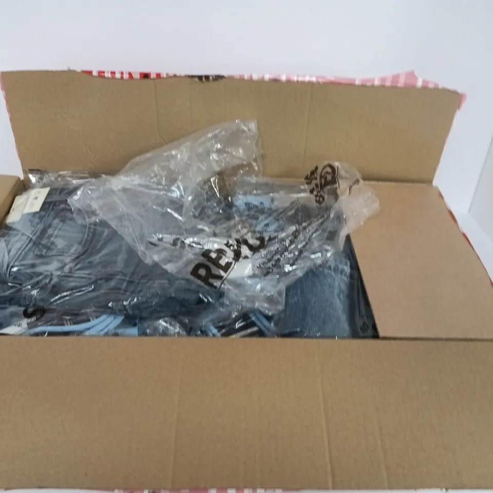 BOX OF APPROXIMATELY 20 ASSORTED CLOTHING ITEMS TO INCLUDE: JEAN SHORT SHORTS