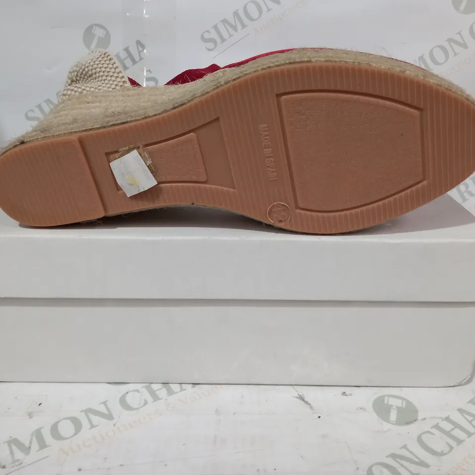 BOXED PAIR OF LK BENNETT LONDON ESMERALDA CLOSED TOE WEDGE SHOES IN RED EU SIZE 42