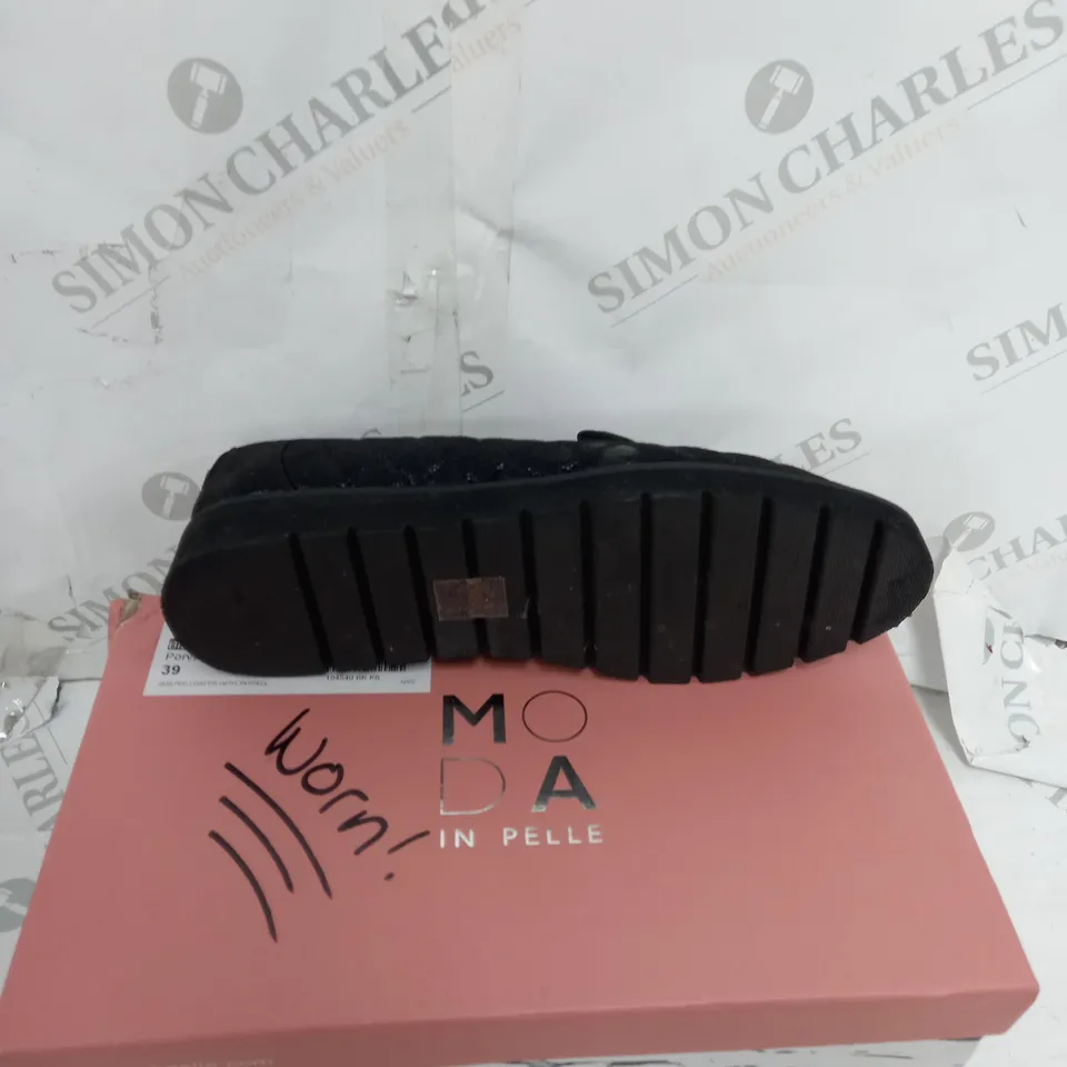 BOXED PAIR OF MODA IN PELLE EMMERSON BLACK SIZE 6