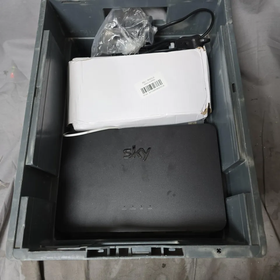 APPROXIMATELY 12 ELECTRONIC ITEMS