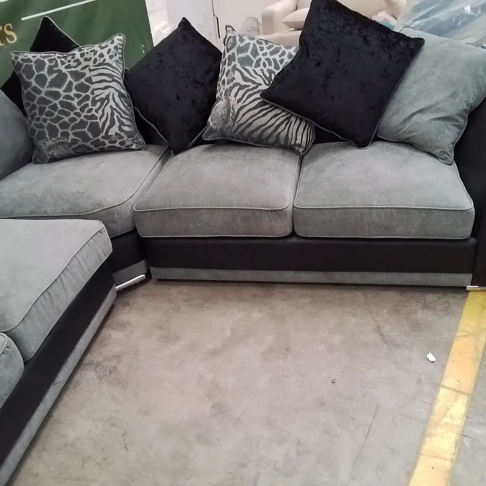QUALITY DESIGNER FABRIC UPHOLSTERED GREY/BACK CORNER SOFA WITH SCATTER CUSHIONS 