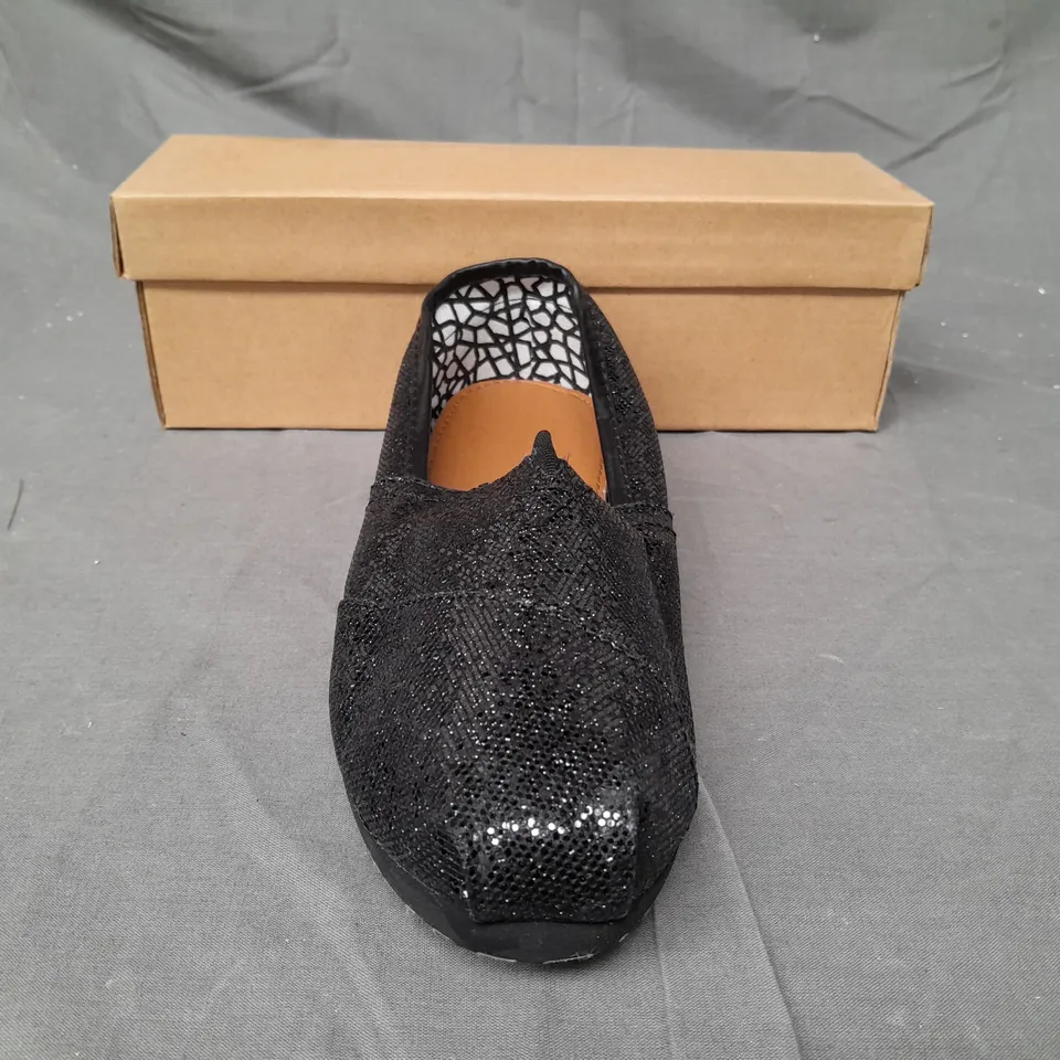BOX OF APPROXIMATELY 20 BOXED PAIRS OF DESIGNER SLIP-ON SHOES IN BLACK W. GLITTER EFFECT - VARIOUS SIZES