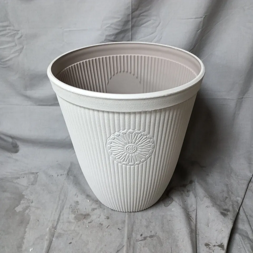 WHITE RIBBED CERAMIC PLANT POT WITH DECORATIVE MEDALLION