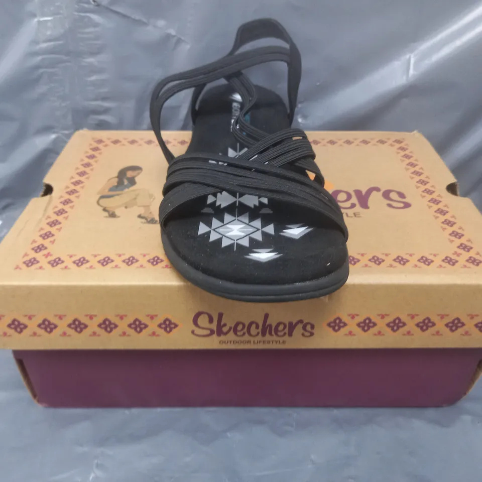 BOXED PAIR OF SKECHERS REGGAE SANDALS IN BLACK SIZER 7