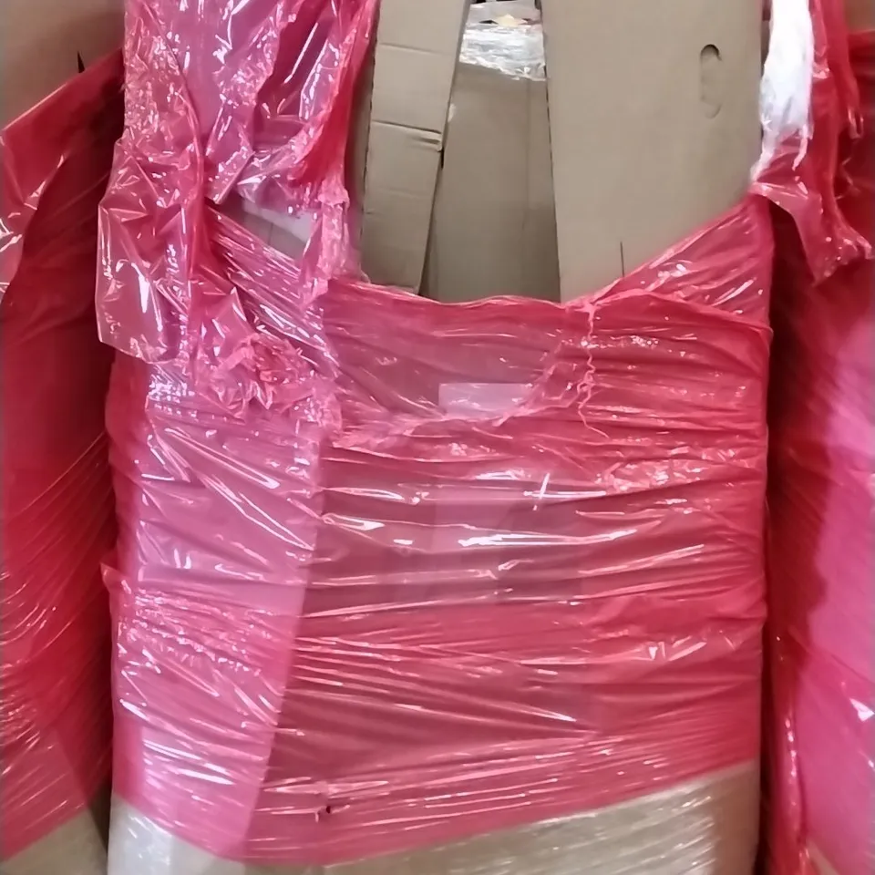 A PALLET OF VARIOUS ITEMS TO INCLUDE. CLOTHES RACK, SPEAKERS, PILLOWS, AIR FRYER AMD GARMENTS STREAMER