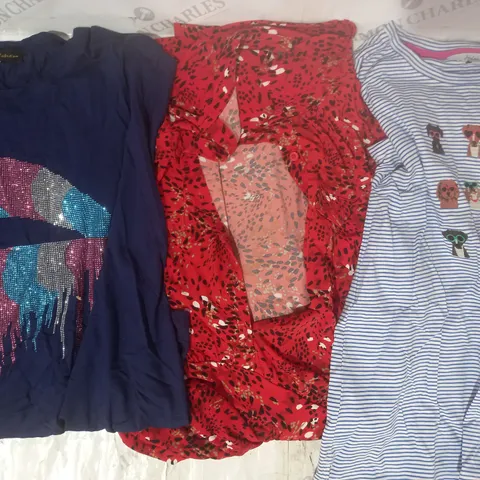 BOX OF APPROXIMATELY 15 ASSORTED CLOTHING AND FASHION ITEMS IN VARIOUS STYLES AND SIZES TO INCLUDE JOULES, RUTH LANGSFORD, FRANK USHER, ETC