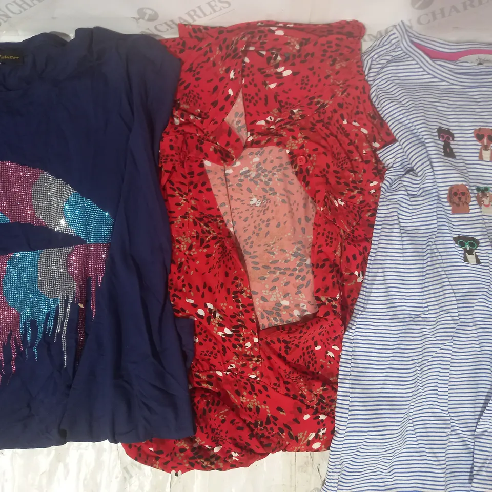 BOX OF APPROXIMATELY 15 ASSORTED CLOTHING AND FASHION ITEMS IN VARIOUS STYLES AND SIZES TO INCLUDE JOULES, RUTH LANGSFORD, FRANK USHER, ETC