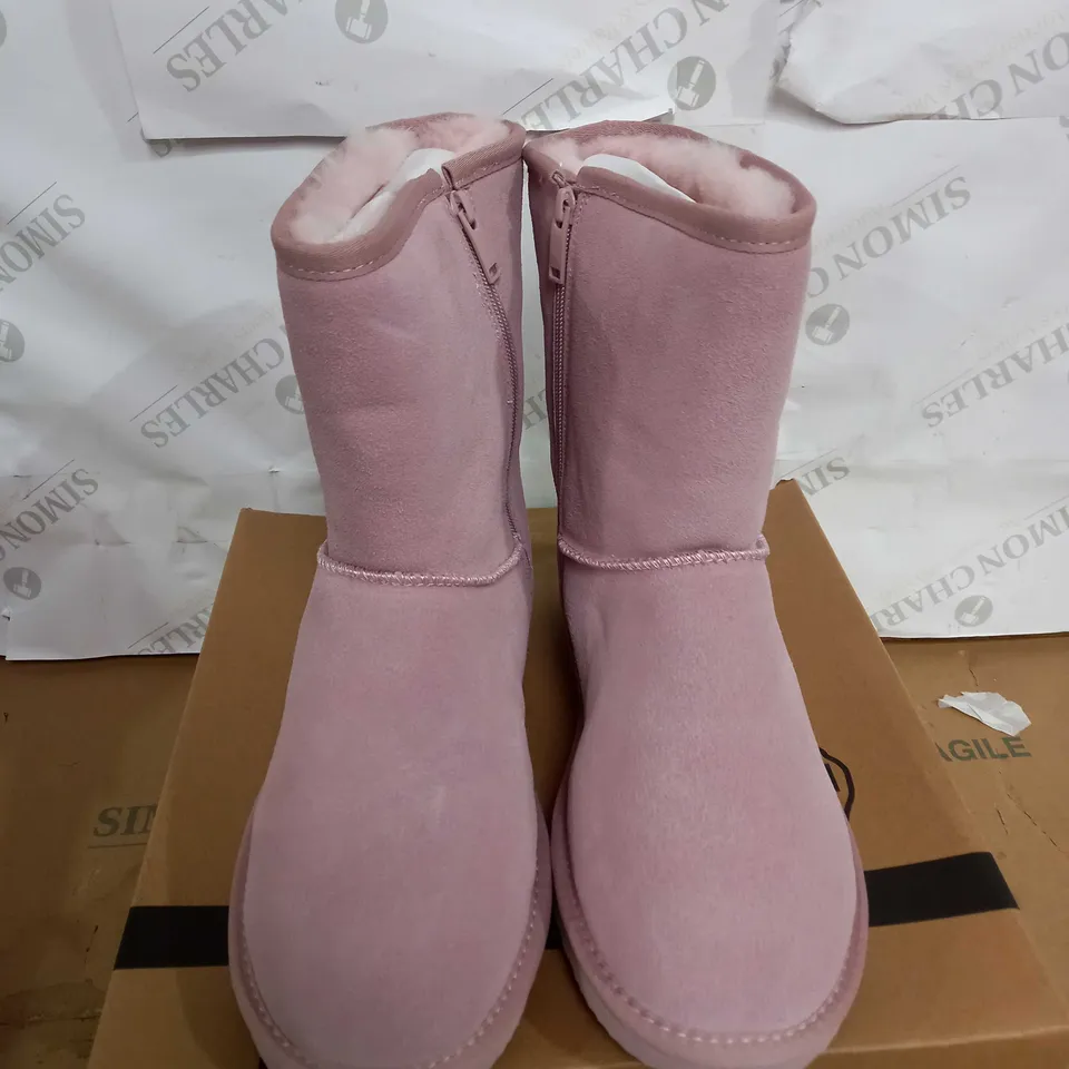 BOXED PAIR OF AUS WOOLI FAUX SUEDE SIDE ZIP ANKLE BOOTS SIZE 9