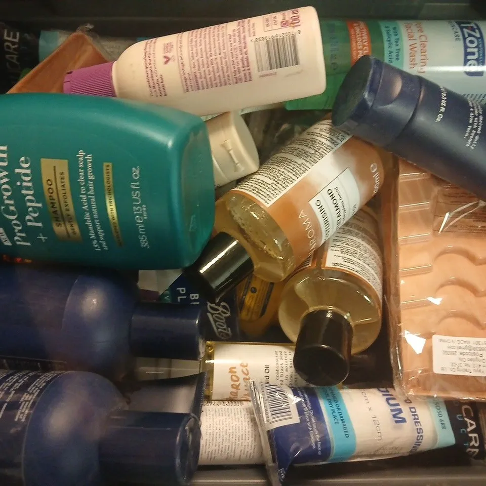 APPROXIMATELY 15 ASSORTED HEALTH & BEAUTY PRODUCTS TO INCLUDE OGX PROGROWTH + PEPTIDE SHAMPOO, AARON WALLACE SOFTENING HAIR & BEARD MOISTURISER, T-ZONE FACIAL WASH, ETC - COLLECTION ONLY
