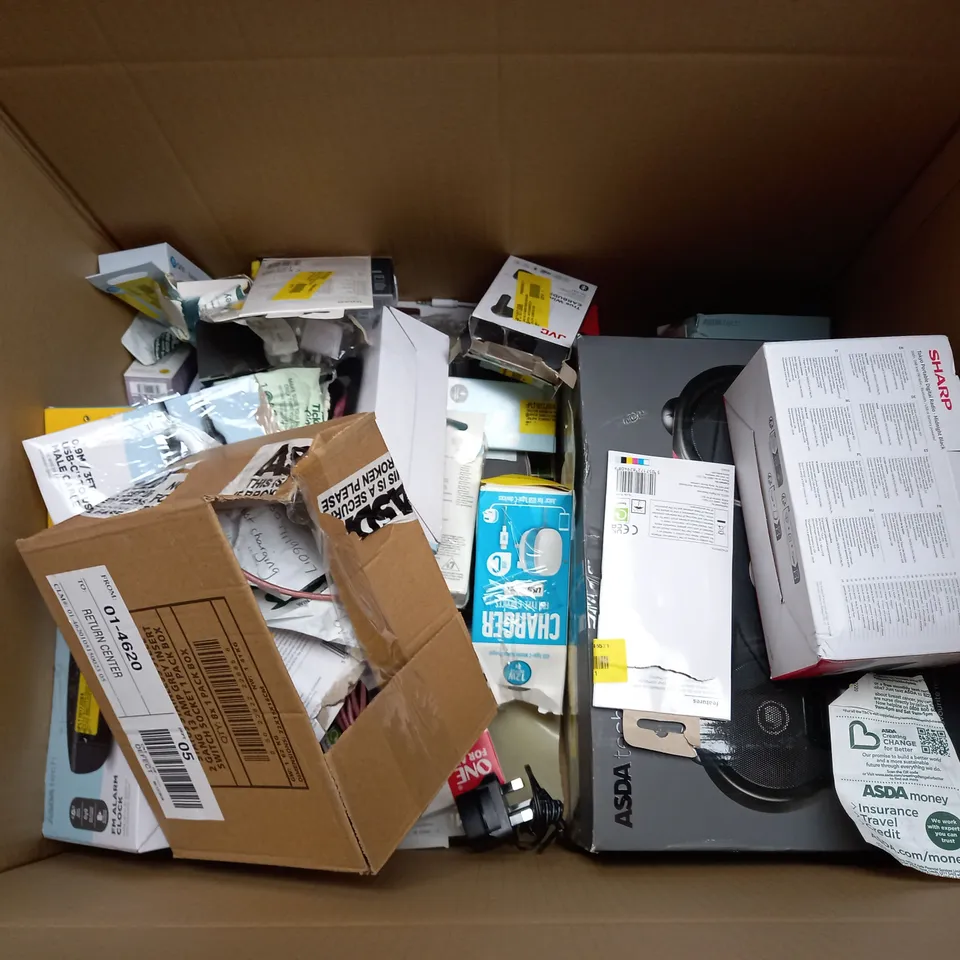 BOX OF APPROX 30 ASSORTED ELECTRICAL ITEMS TOO INCLUDE EARPHONES, RADIO AND POWER ADAPTER