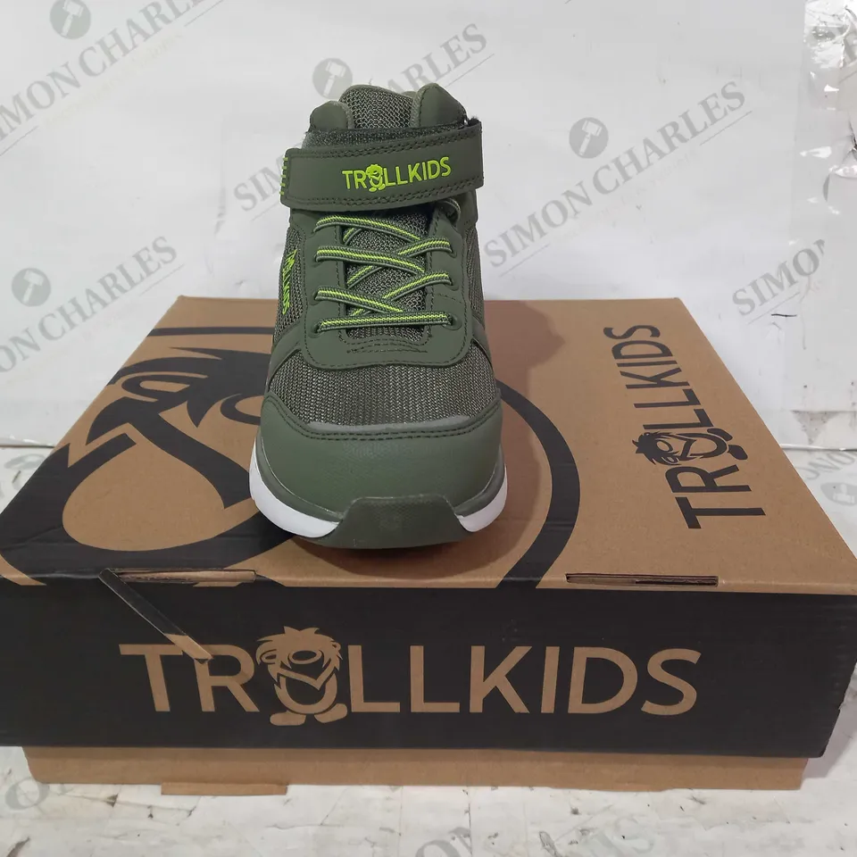BOXED PAIR OF TROLLKIDS STAVANGER NID CUT WINTER SHOES IN MOSS/LIME UK SIZE 4
