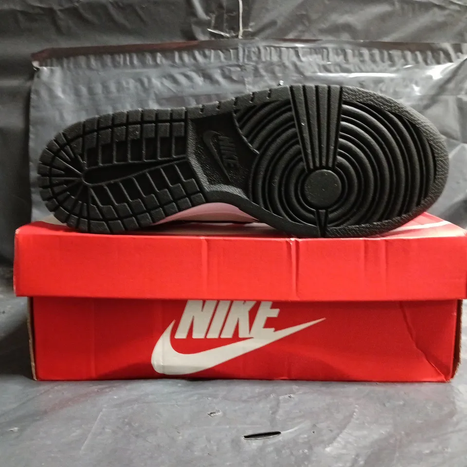 BOXED PAIR OF NIKE DUNK LOW TRAINERS IN BLACK/WHITE SIZE UK 6