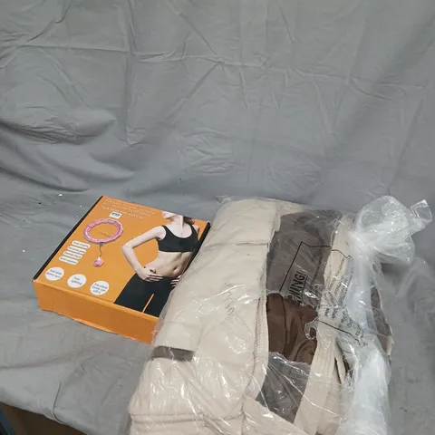 BOX OF ASSORTED HOMEWARE ITEMS INCL. BEIGE CUSHION AND BOXED ACCESSORIES BOX OF VARIOUS HOUSE HOLD AND KITCHEN GOODS APPROXIMATELY 7 ITEMS