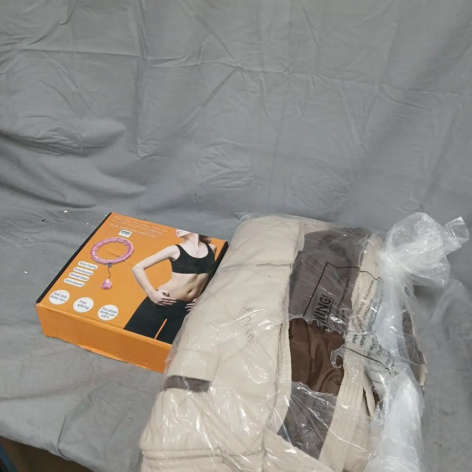 BOX OF ASSORTED HOMEWARE ITEMS INCL. BEIGE CUSHION AND BOXED ACCESSORIES BOX OF VARIOUS HOUSE HOLD AND KITCHEN GOODS APPROXIMATELY 7 ITEMS