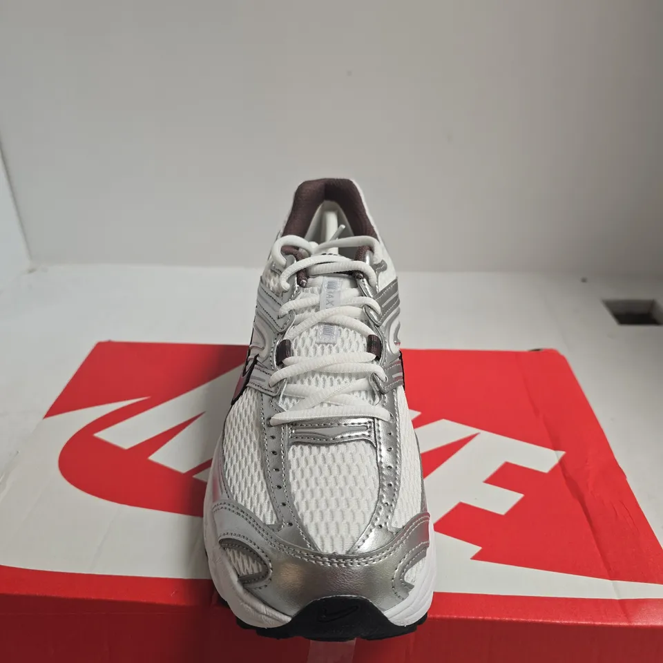 BOXED PAIR OF NIKE AIR MAX MOTO 2K RUNNING SHOES – UK 6.5