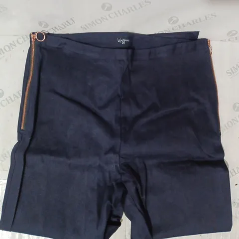 BOX OF APPROXIMATELY 10 ASSORTED CLOTHING ITEMS IN VARIOUS SIZES TO INCLUDE JEANS