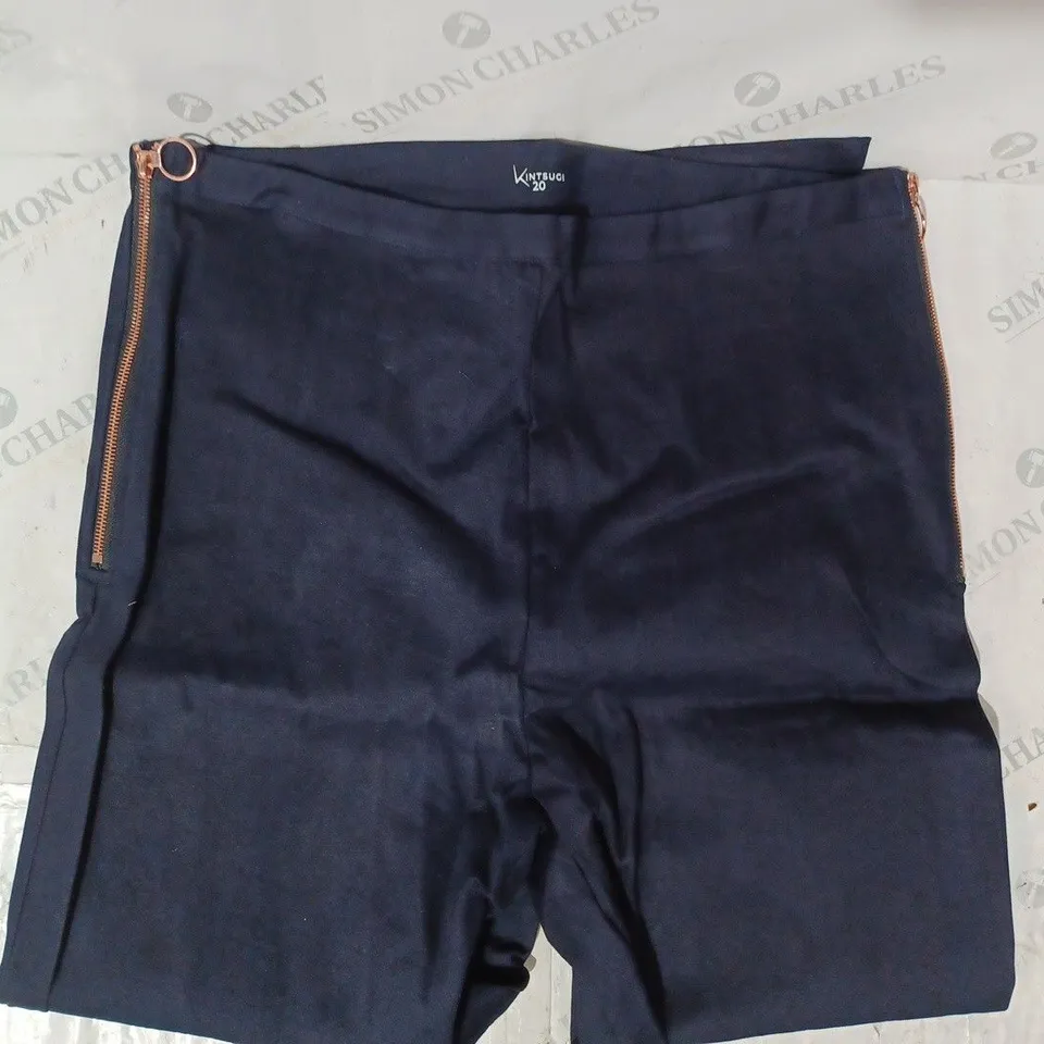 BOX OF APPROXIMATELY 10 ASSORTED CLOTHING ITEMS IN VARIOUS SIZES TO INCLUDE JEANS