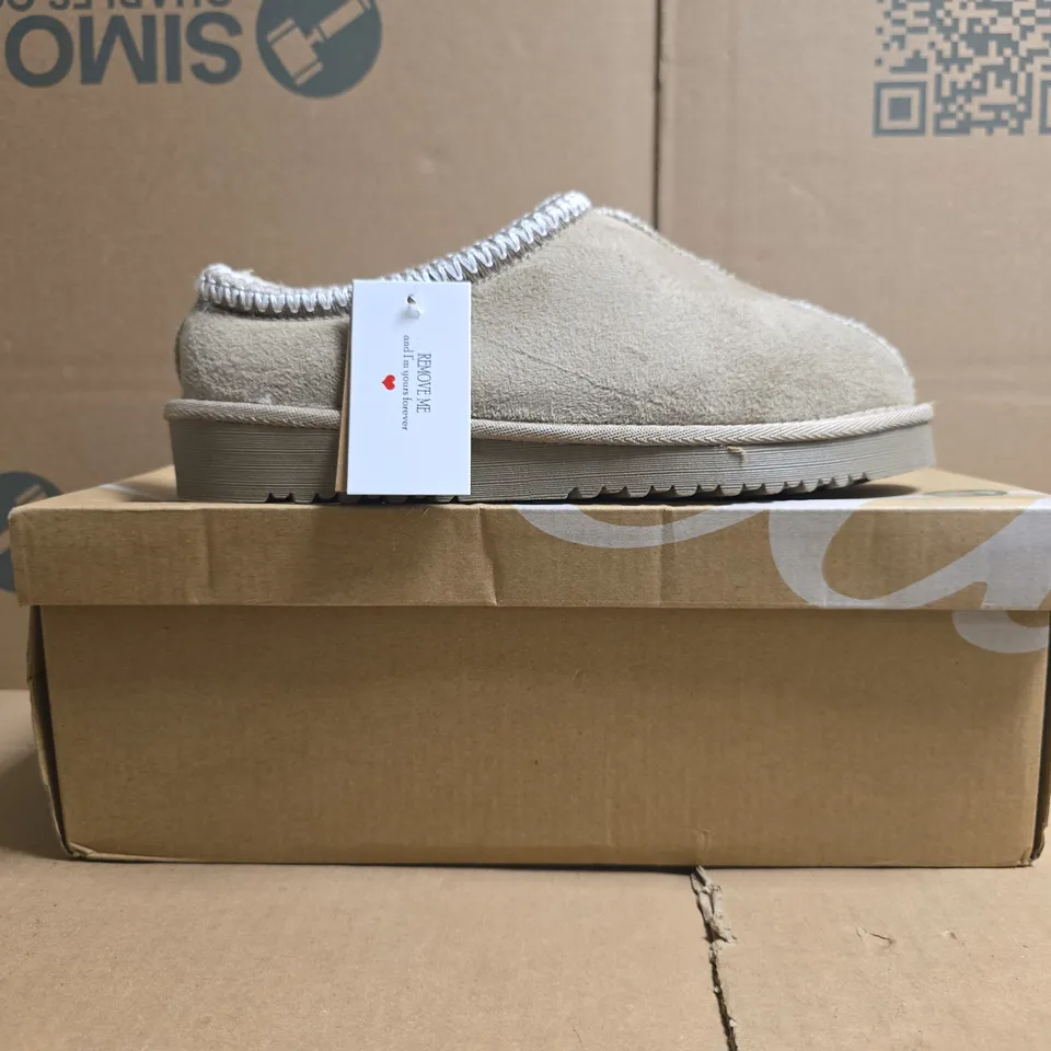 BOXED PAIR OF ELLA KELLY SHOES IN BEIGE SIZE 3