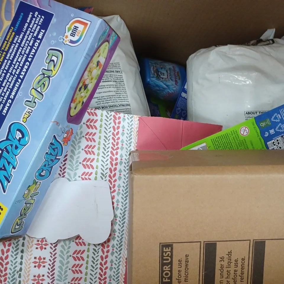 BOX OF APPROXIMATELY 10 ASSORTED HOUSEHOLD ITEMS TO INCLUDE HOT WHEELS CITY CAR PARK, 4-PIECE KNIFE SET & SCISSORS, ETC - COLLECTION ONLY