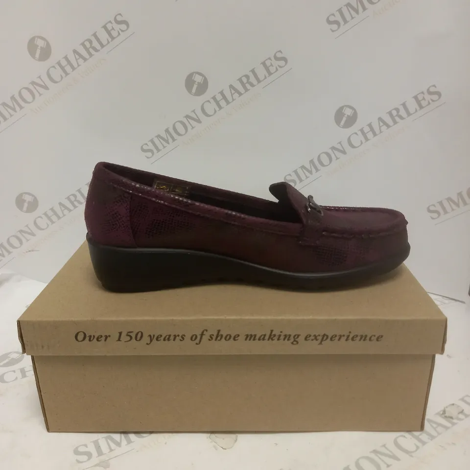 BOXED PAIR OF CUSHION WALK SLIP ON SHOES - SIZE 5 