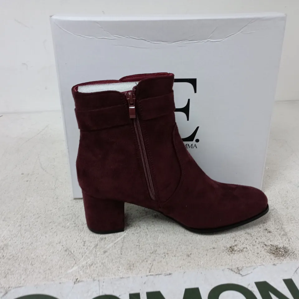 BOXED PAIR OF SHOES BY EMMA ZELDA BOOTS IN PLUM - UK 7