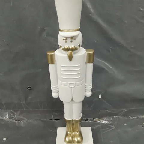 NUTCRACKER SOLDIER IN WHITE/GOLD 