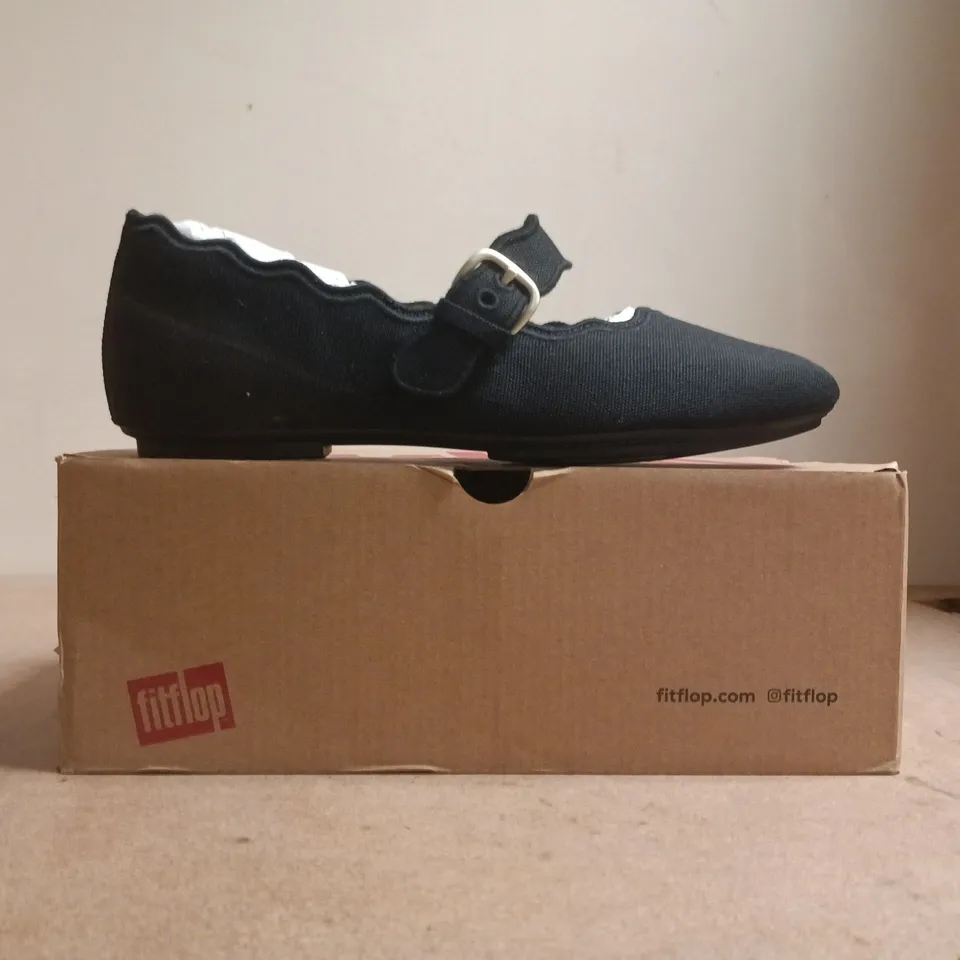 BOXED PAIR OF FITFLOP DALICATO WAVE-EDGE CANVAS MARY JANESIN BLACK SIZE UK 4.5