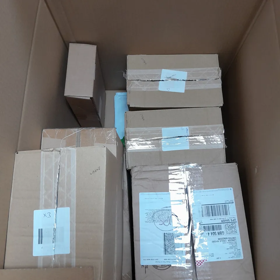 BOX OF APPROX 10 HOUSEHOLD ITEMS TO INCLUDE MAGARET DABBS HANDWASH, SARA DAVIES MERRY CHRISTMAS PLATES AND CHRISTOPHE ROBIN SHADE VARIATION MASK ETC