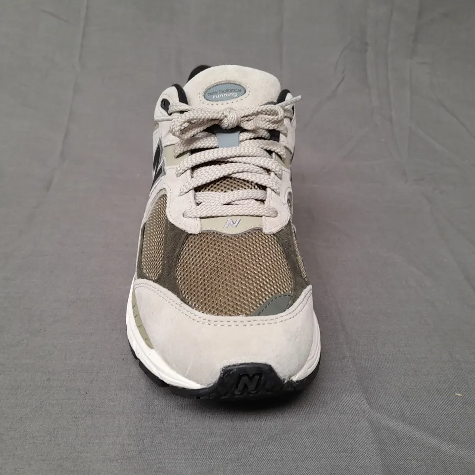 BOXED PAIR OF NEW BALANCE TRAINERS IN PALE GREEN/SAGE UK SIZE 9