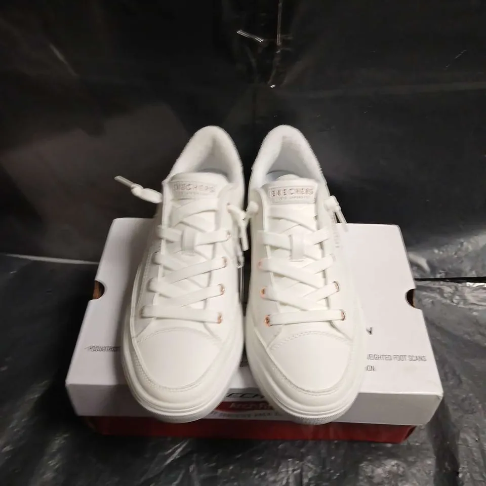 BOXED PAIR OF SKECHERS ARCH FIT WHITE TRAINERS - UK SIZE 4.5