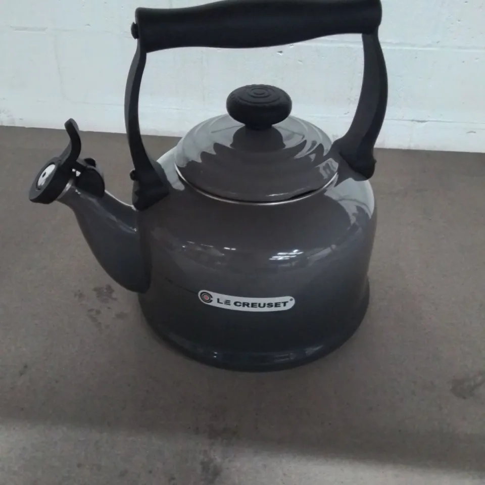 LE CREUSET KETTLE IN GREY 