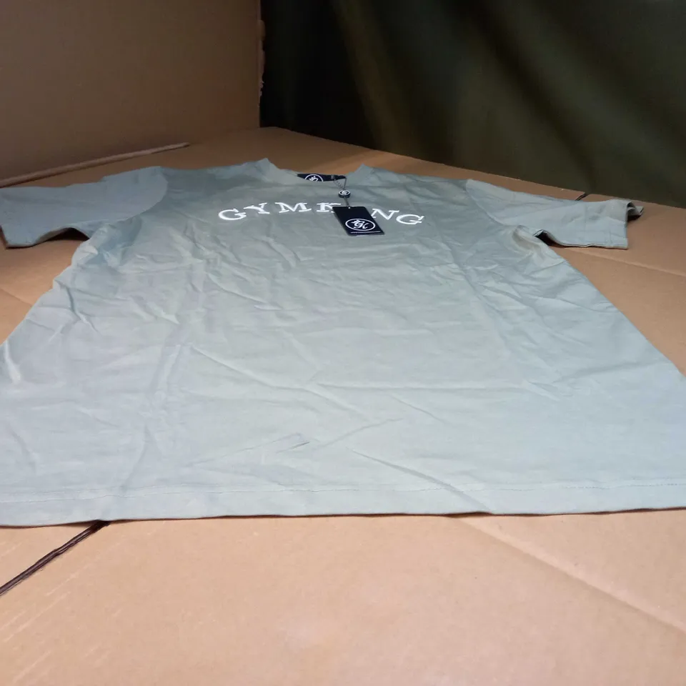 GYM KING LIGHT KHAKI/LOGO FITNESS TEE - SIZE 8