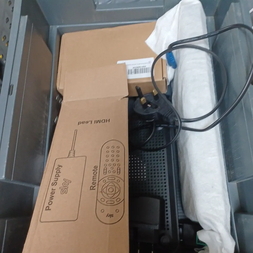 APPROXIMATELY 10 HOUSEHOLD ELECTRICAL ITEMS TO INCLUDE SKY BROADBAND BOX, TV AERIAL CABLE AND HDMI CABLE