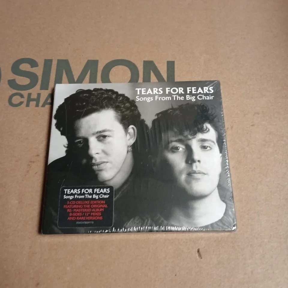 BOX OF APPROXIMATELY 30 ASSORTED CDS INCLUDING LATEST GREATEST MUSICALS , TEAR FOR FEARS AND FIVE GREATEST HITS 