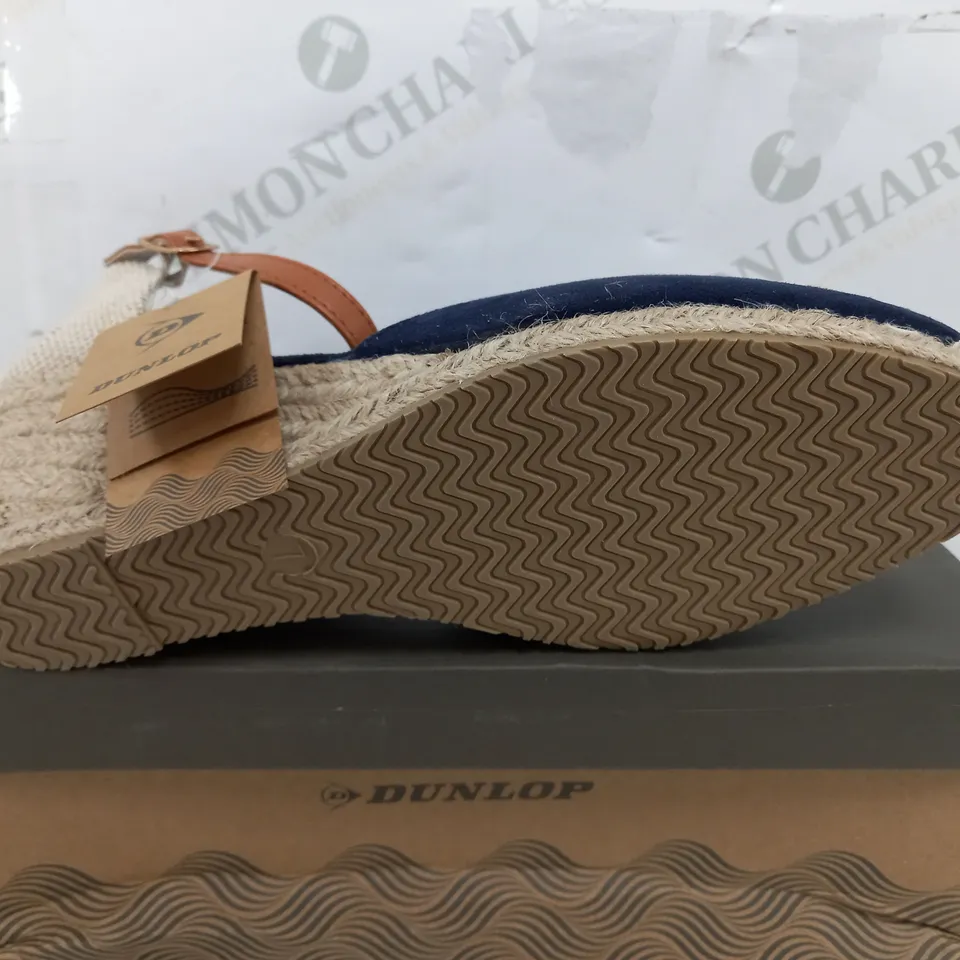 BOXED PAIR OF DUNLOP RANA III PLATFORM SHOES - UK 7