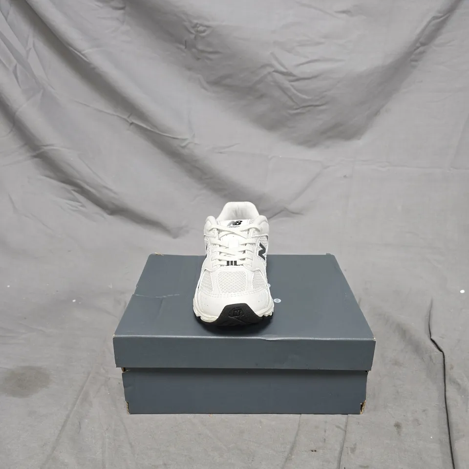 New Balance White Running Shoes – ABZORB cushioning CHILDRENS SIZE 11