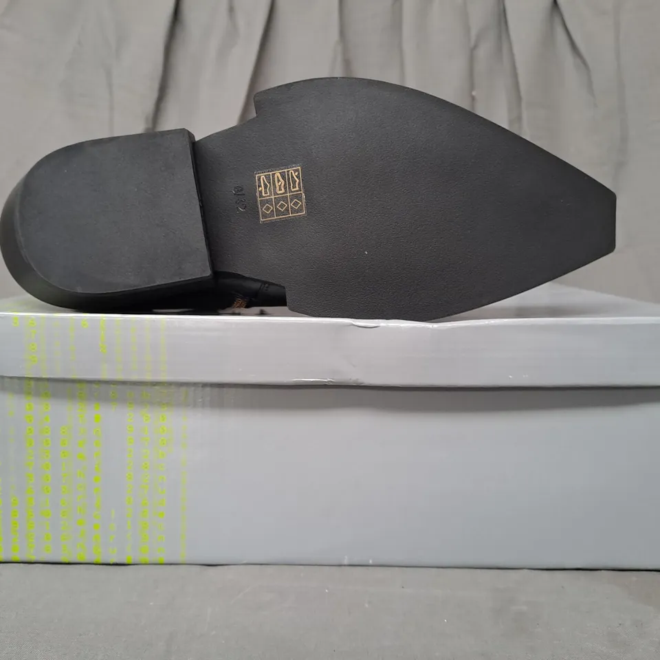 BOXED PAIR OF KOI SOUL RENDER COWBOY BOOTS IN BLACK/BRONZE EFFECT UK SIZE 8