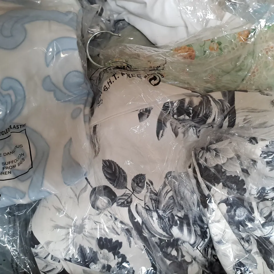 BOX OF APPROXIMATELY 20 ASSORTED CLOTHING & FASHION ITEMS IN VARIOUS STYLES AND SIZES TO INCLUDE LE KILT, ETC