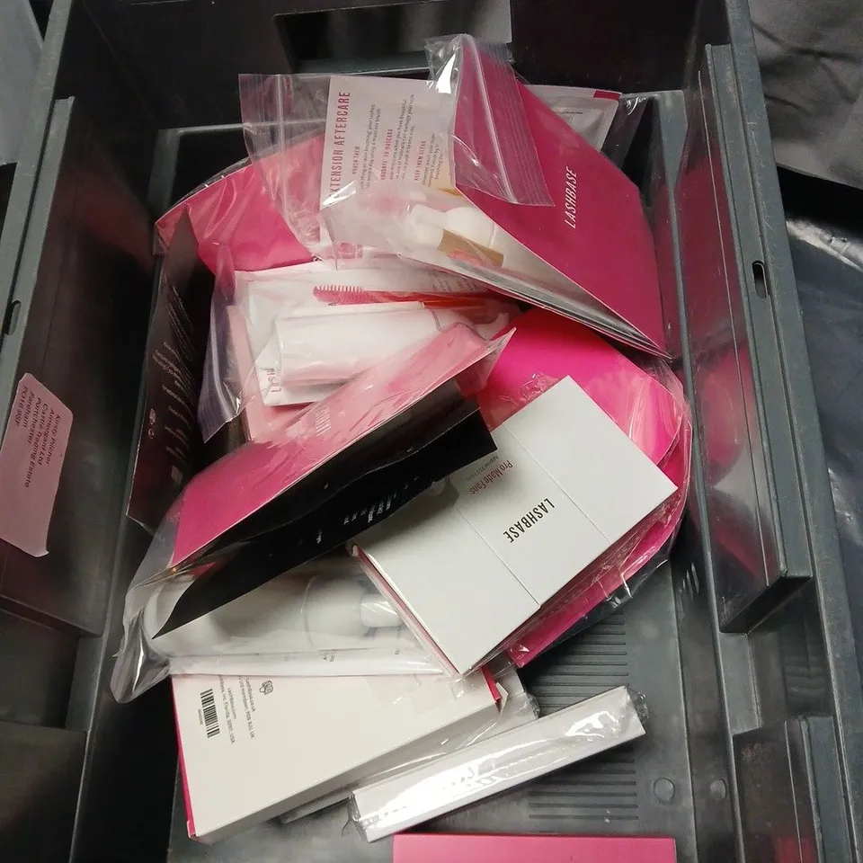 APPROXIMATELY 20 ASSORTED COSMETICS INCLUDING AVON SENSES BODY WASH, LASH BASE KIT, RADOX SHOWER GEL, LASH EXTENSIONS ETC