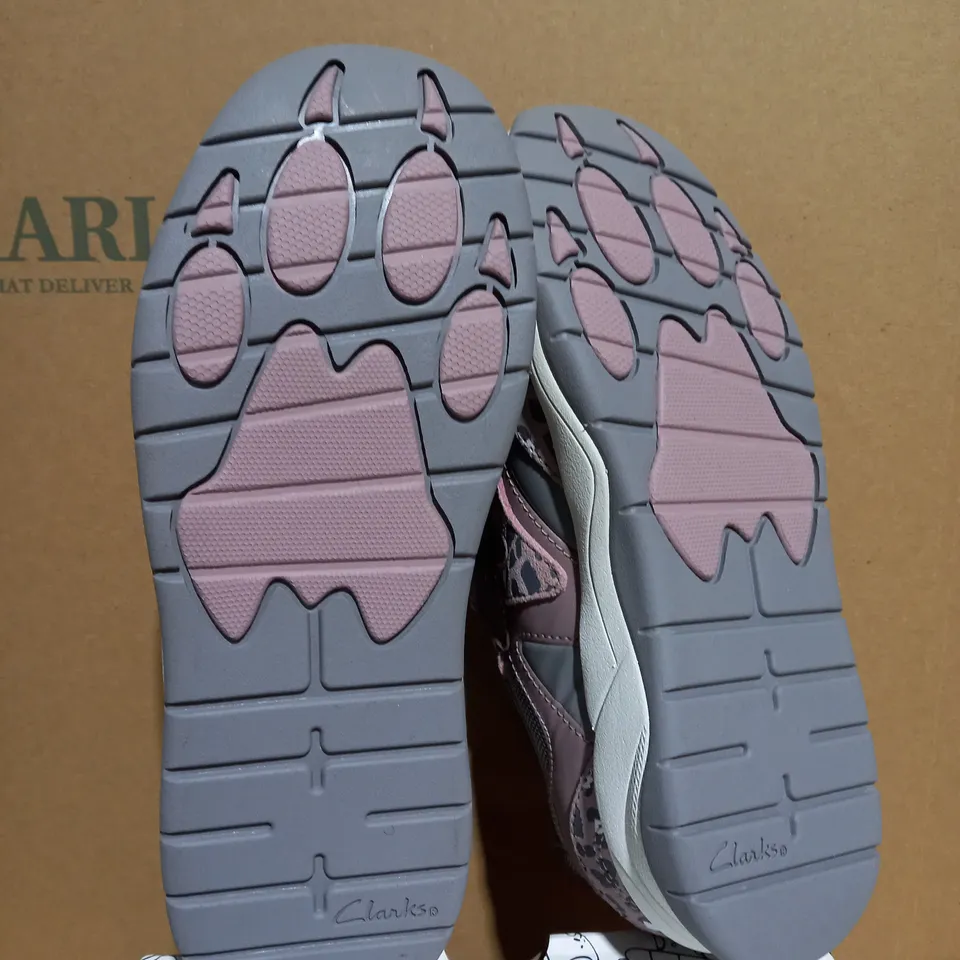 CLARKS CLOWDER RUN PINK LEATHER KIDS TRAINERS F FIT - SIZE 1.5K