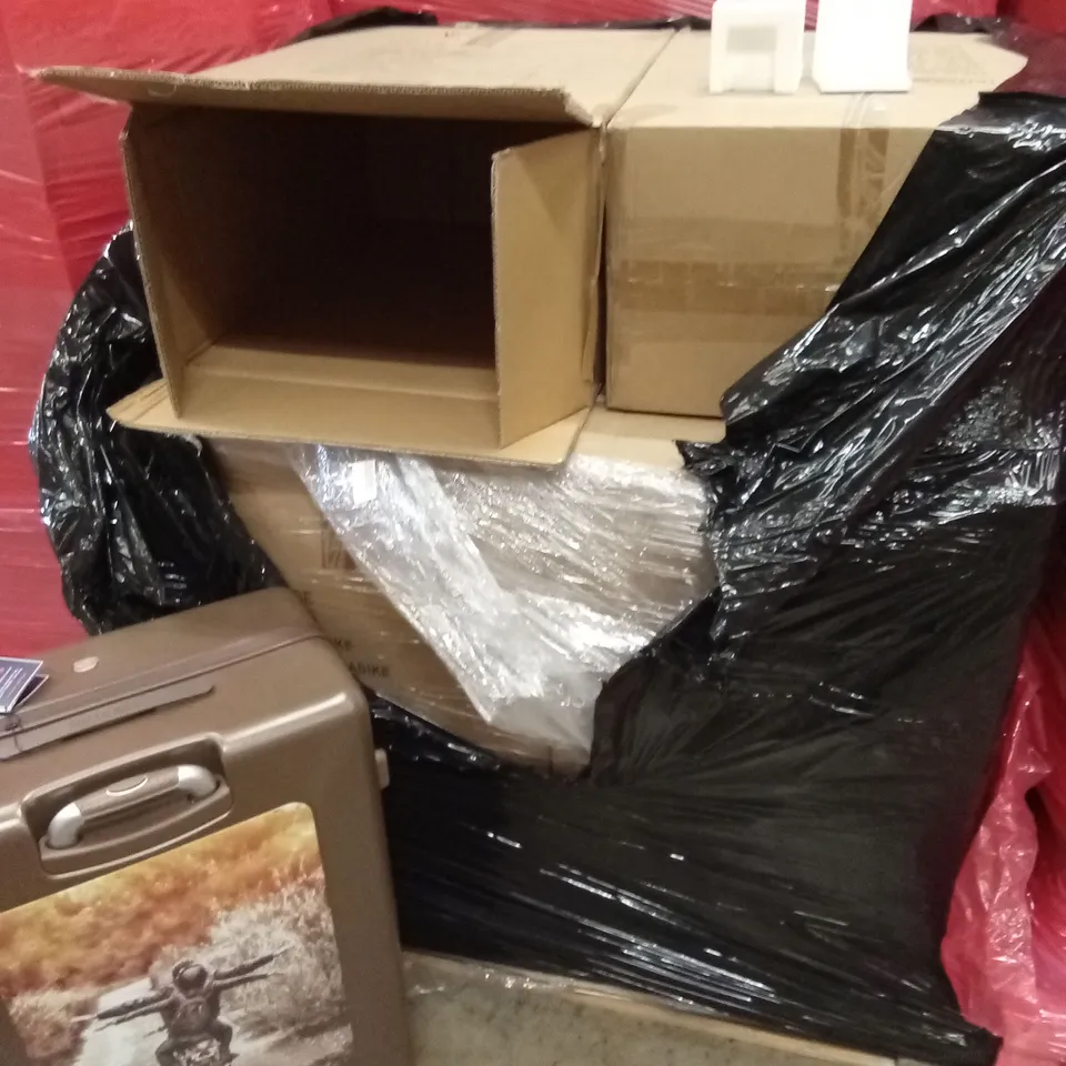 PALLET OF NUTCASE TRAVEL SUITCASES