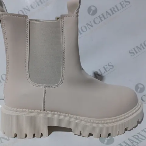 BOXED PAIR OF DESIGNER CHELSEA BOOTS IN CREAM EU SIZE 40