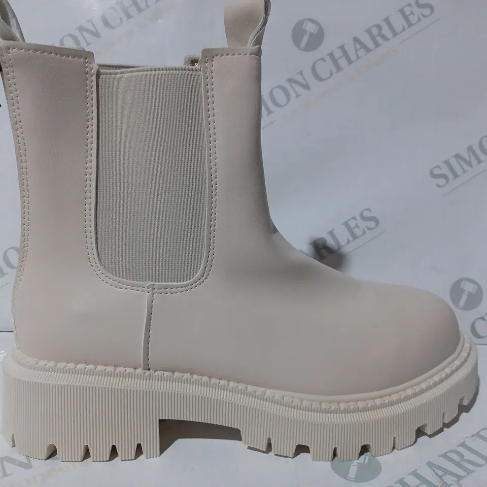 BOXED PAIR OF DESIGNER CHELSEA BOOTS IN CREAM EU SIZE 40