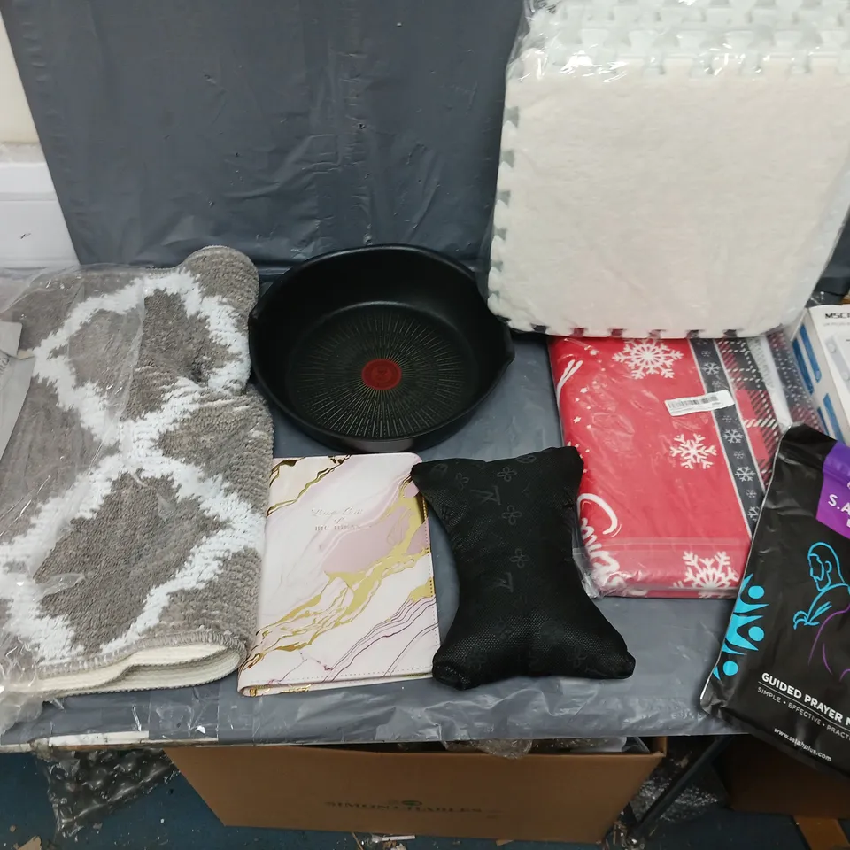 BOX OF APPROXIMATELY 15 ASSORTED ITEMS TO INCLUDE - GU10 DOWNLIGHT, UK PLUG ADAPTER, AND SALAH PLUS GUIDED PRAYER MAT ETC. 