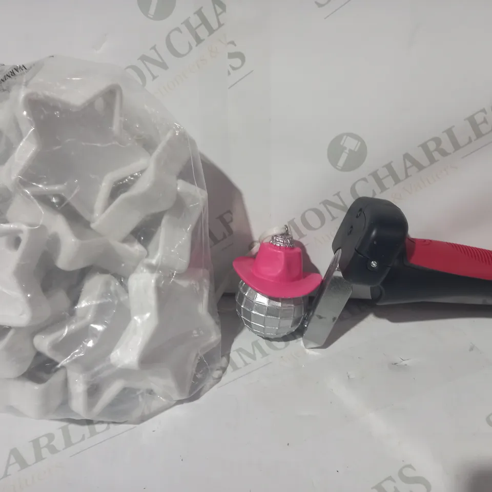 LOT OF APPROXIMATELY 5 ASSORTED HOUSEHOLD ITEMS TO INCLUDE CHRISTMAS TREE DECORATION, PACK OF BALLOON WEIGHTS, ETC